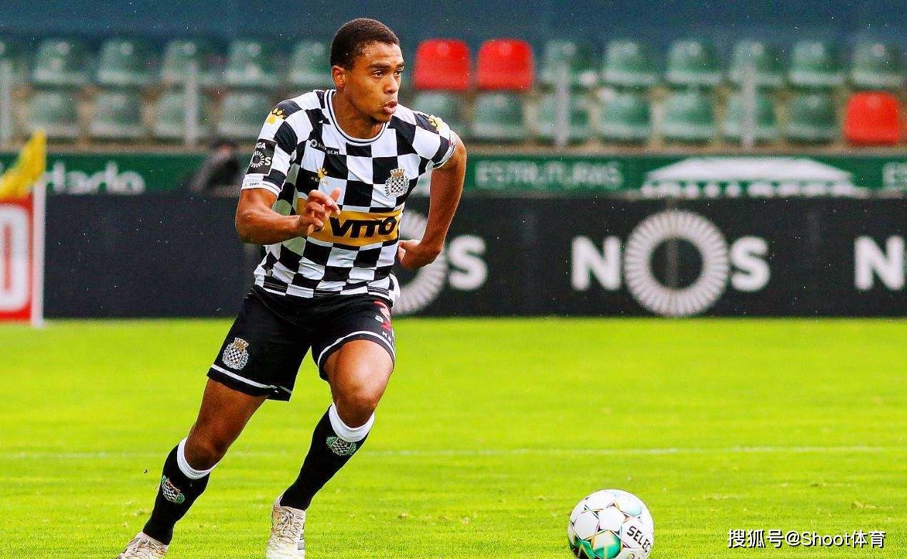 完美竞技平台官网-赛前埃因霍温备战葡超，单刀错失细节曝光，压力陡增，更衣室氛围转暖