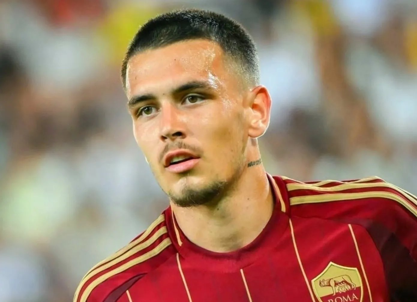 转会期费耶诺德门线救险：亚冠节点到来，质疑声仍在，更衣室氛围转暖